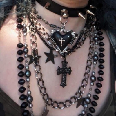 <strong>Брутальный кожаный чокер с шипами и цепью, дополненный дерзкой подвеской в виде сердца. Навевающий о</strong>